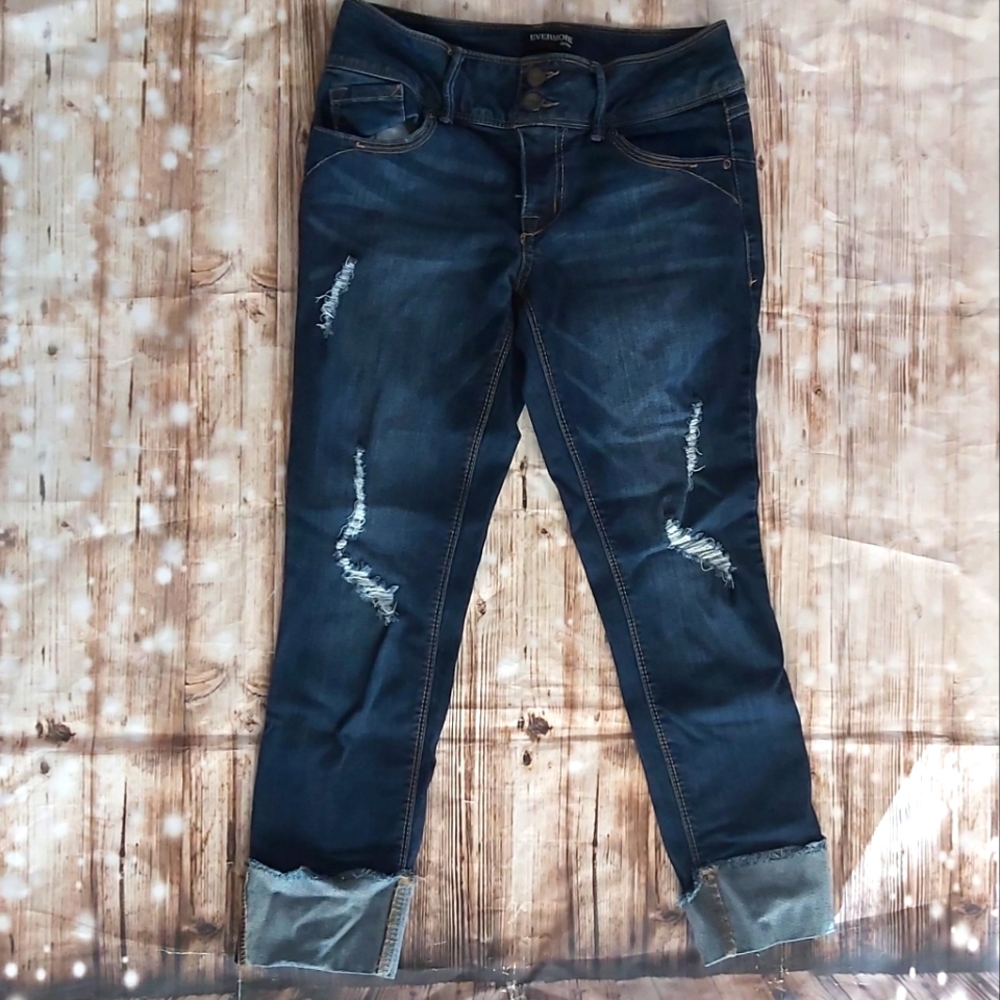 Dark wash distressed 3/4 jean